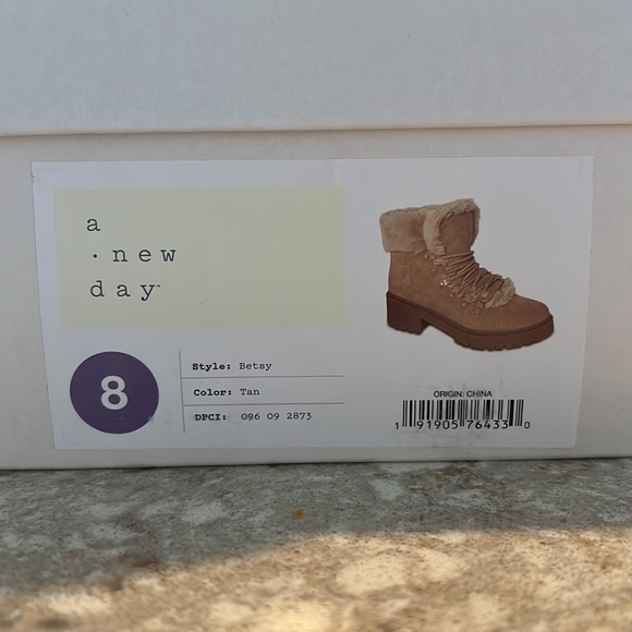 Like New tan women’s size 8 furry booties - Picture 6 of 8